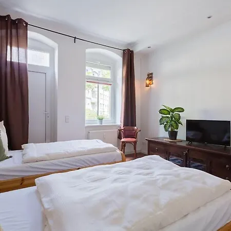 Apartment Komplette Ferienwohnung Monteurunterkunft Mit 4 Schlafzimmern Fuer Bis Zu 6 Gaeste Chemnitz *