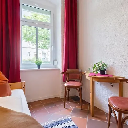 Komplette Ferienwohnung Monteurunterkunft Mit 4 Schlafzimmern Fuer Bis Zu 6 Gaeste Chemnitz Apartment